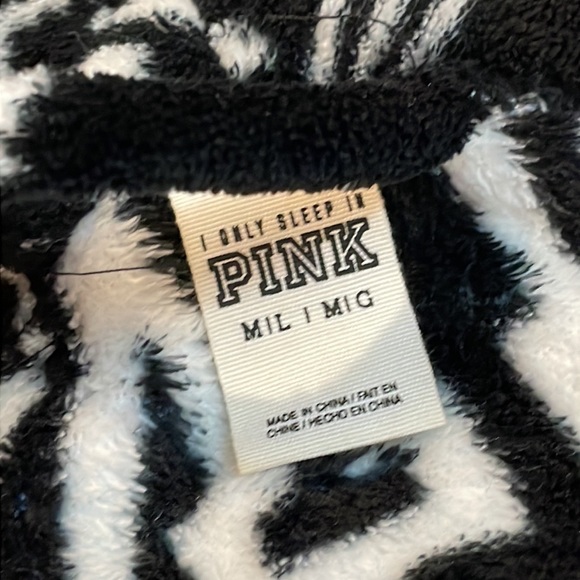 Victoria’s Secret Pink Black & White Plush Robe Size M/L - Picture 5 of 10